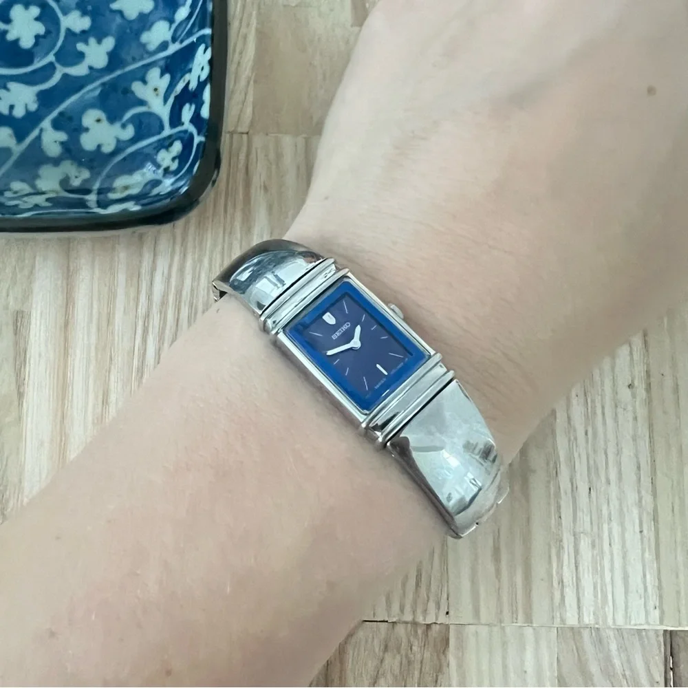 Seiko ladies rectangular blue dial silver tone dress bracelet watch NEW BATTERY